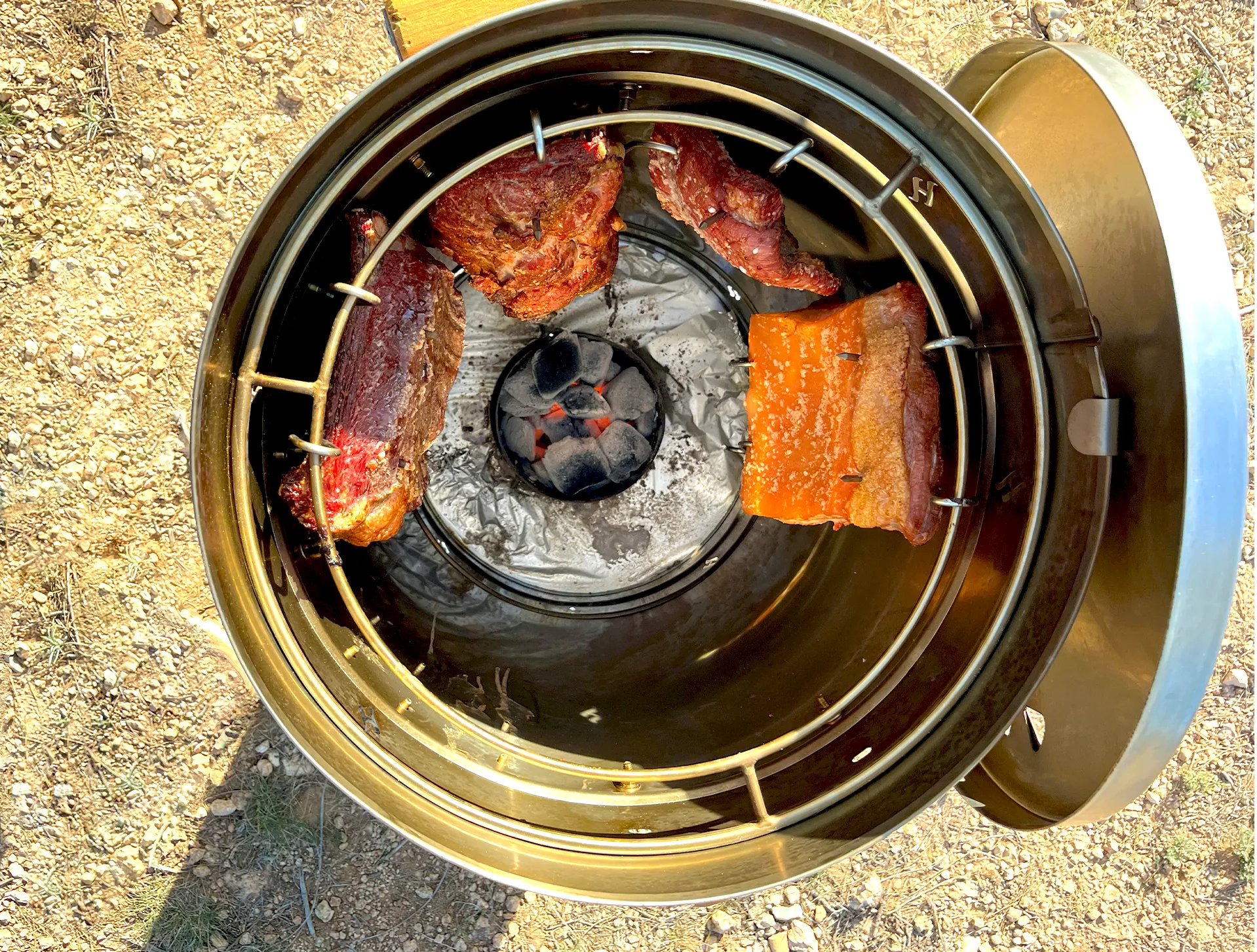 Barril de Humo Barriles con variedad de carnes cocinando dentro del barril