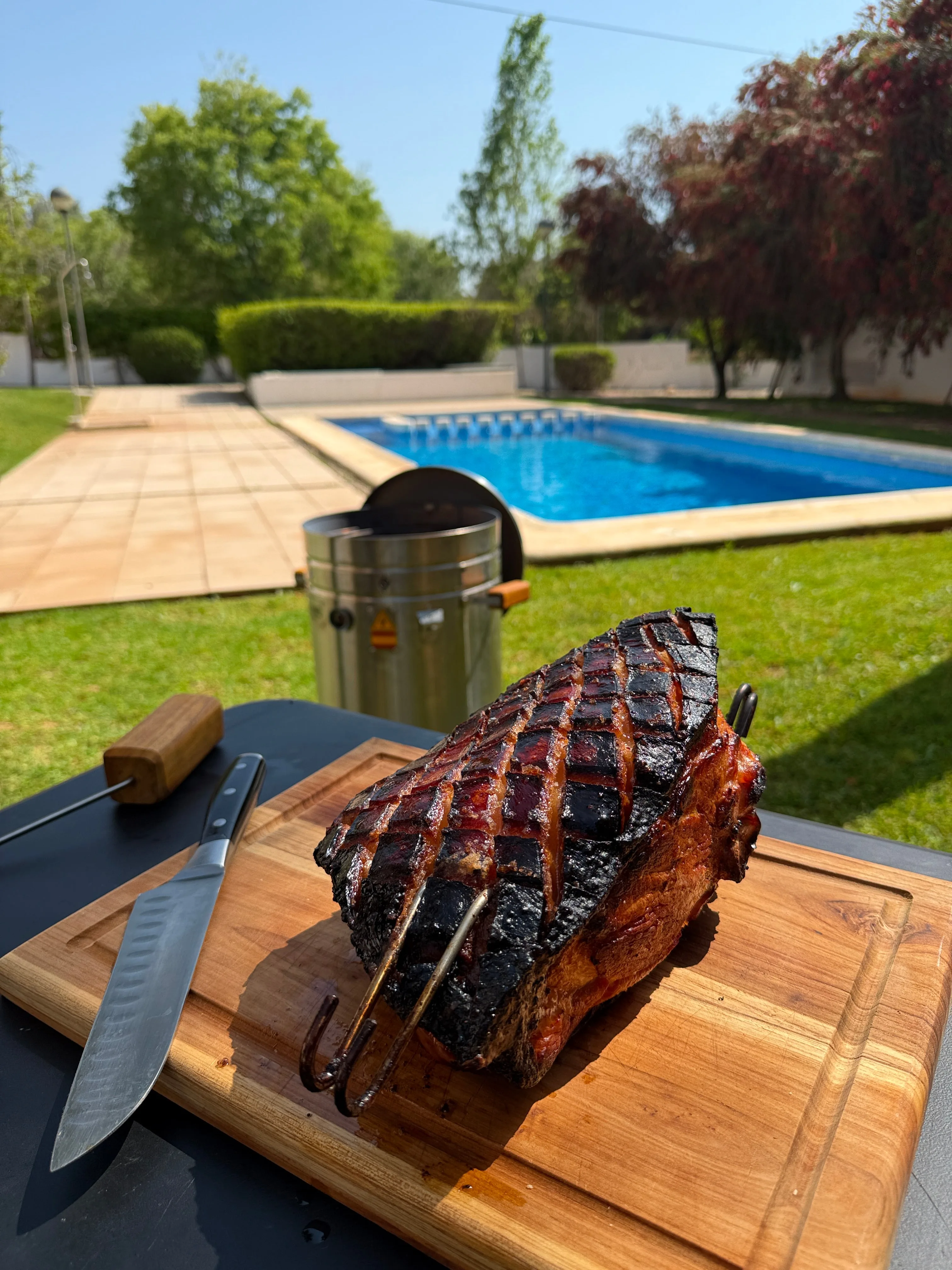 Barril asador en uso con carne ahumada