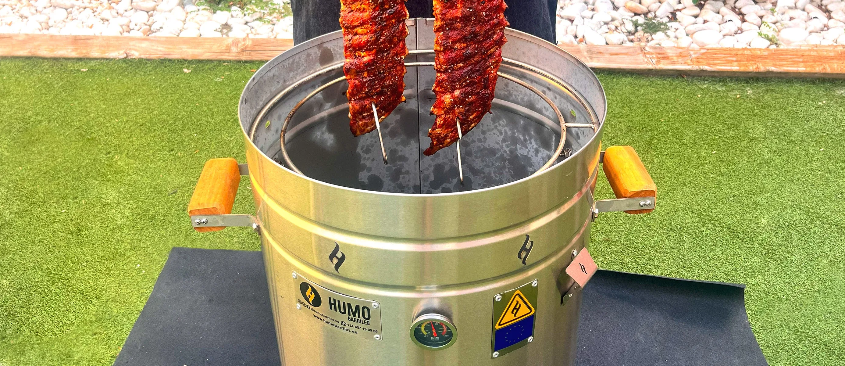 Barril ahumador con costillas BBQ